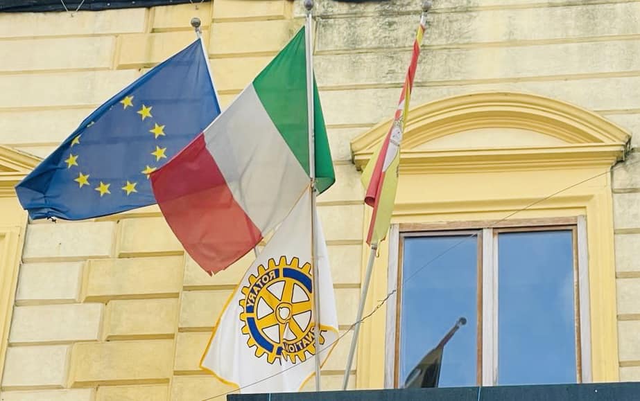 In occasione del 119° Rotary Day, la bandiera del Rotary International è stata esposta al Palazzo Municipale di Ribera.  